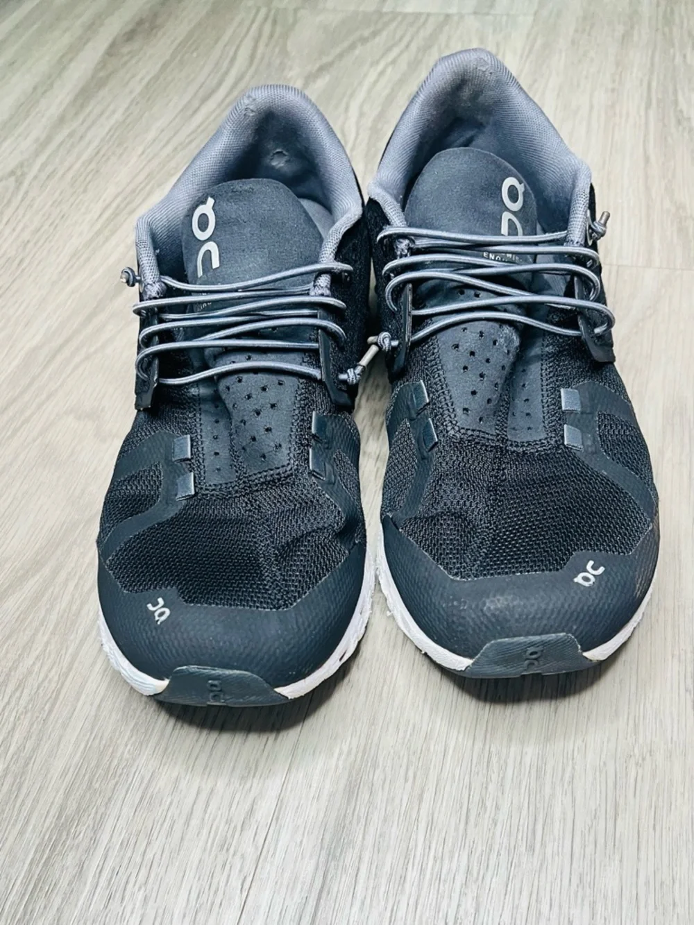 On Cloud Women’s 9.5 Black White Athletic Running Shoes Swiss Engineering *READ - Picture 3 of 13